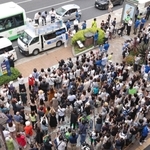 県知事選候補者らの街宣活動を聞こうと、詰めかけた有権者ら＝１７日午後、神戸市中央区三宮町１１（撮影・長嶺麻子）