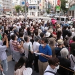 立ち止まって候補者の演説を聞く有権者ら。１７日間の舌戦が終わった＝１７日午後、神戸市中央区（撮影・長嶺麻子、画像の一部を加工しています）