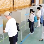 兵庫県知事選の投票所に訪れた有権者ら＝１８日午前、神戸市中央区港島中町３、市立義務教育学校港島学園（撮影・大森　武）