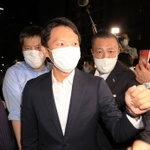 当選確実となり、事務所前に姿を現した斎藤元彦氏＝１８日午後８時５分、神戸市中央区布引町３（撮影・吉田敦史）