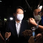 当選確実となり、事務所前に姿を現した斎藤元彦氏＝１８日午後８時５分、神戸市中央区布引町３（撮影・吉田敦史）