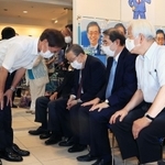 井戸敏三知事（右端）ら支援者に頭を下げる金沢和夫氏＝１８日午後８時２１分、神戸市中央区元町通１（撮影・鈴木雅之）