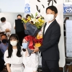 当選確実の知らせを受け、花束を受け取る斎藤元彦氏＝１８日午後８時１０分、神戸市中央区布引町３（撮影・小林良多）