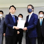 兵自民党県議団から離脱した県議のグループから知事選への立候補要請書を受け取る斎藤元彦氏（中央左）＝３月２５日、神戸市内