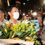 事務所で喜びの言葉を述べた後、入りきれなかった支援者から祝福される斎藤元彦氏（左）＝１８日午後８時２９分、神戸市中央区布引町３（撮影・吉田敦史）