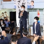 当選確実の知らせを受け、支持者にあいさつする斎藤元彦氏＝１８日午後８時１３分、神戸市中央区布引町３（撮影・小林良多）
