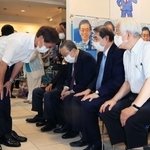 井戸敏三知事（右端）ら支援者に頭を下げる金沢和夫氏＝１８日午後８時２１分、神戸市中央区元町通１（撮影・鈴木雅之）