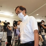 「落選確実」の報を受け、支援者の前に姿を見せた金沢和夫氏＝１８日午後８時１３分、神戸市中央区元町通１（撮影・鈴木雅之）