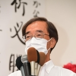 支援者への感謝を語る金沢和夫氏＝１８日午後８時２３分、神戸市中央区元町通１（撮影・中西幸大）