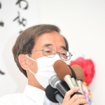 支援者への感謝を語る金沢和夫氏＝１８日午後８時１８分、神戸市中央区元町通１（撮影・中西幸大）