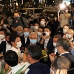 事務所に入りきれなかった大勢の支援者から祝福される斎藤元彦氏（左中）＝１８日午後８時２９分、神戸市中央区布引町３（撮影・吉田敦史）