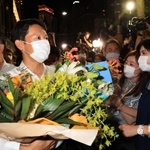 事務所で喜びの言葉を述べた後、入りきれなかった支援者から祝福される斎藤元彦氏（左）＝１８日午後８時２９分、神戸市中央区布引町３（撮影・吉田敦史）