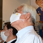 金沢氏の落選が濃厚になり、ぼうぜんとする井戸敏三知事＝１８日午後８時４分、神戸市中央区元町通１（撮影・中西幸大）