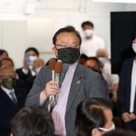 兵庫県知事選に当選した斎藤元彦氏の選挙事務所であいさつする自民党兵庫県連の谷公一会長＝１８日午後８時２１分、神戸市中央区布引町３（撮影・小林良多）