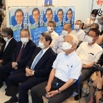 斎藤氏当選確実のニュース速報が伝えられた金沢和夫氏の支援者ら。井戸敏三知事（手前中央）も天井を見つめて聞いた＝１８日午８時４分、神戸市中央区元町通１（撮影・鈴木雅之）