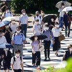 普段と変わらない様子で出勤する県庁職員ら＝１９日午前、神戸市中央区下山手通５（撮影・中西幸大）