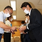兵庫県議会自民党県議団の小西隆紀幹事長（左）を訪問し、あいさつする斎藤元彦氏（右）＝１９日午前、神戸市中央区下山手通５、兵庫県庁（撮影・小林良多）