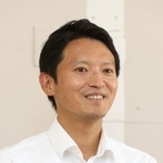 当選から一夜明け、神戸新聞社のインタビューに応じる斎藤元彦氏＝１９日午前、神戸市中央区布引町３（撮影・小林良多）