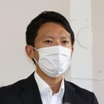 当選から一夜明け、記者会見に応じる斎藤元彦氏＝１９日午前、神戸市中央区布引町３（撮影・小林良多）