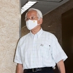 政策会議が行われる会議室に向かう井戸敏三知事＝１９日午前、兵庫県庁（撮影・中西幸大）
