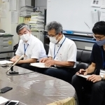開票トラブルについて説明する西宮市選管の職員ら＝西宮市役所