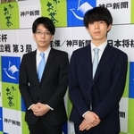 対局室の検分を終え、撮影に応じる藤井聡太王位（右）と豊島将之竜王＝２０日午後３時４３分、神戸市北区有馬町、有馬温泉の旅館「中の坊瑞苑」（撮影・吉田敦史）