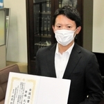 当選証書を手に、思いを語る斎藤元彦氏＝２０日午後、兵庫県選挙管理委員会