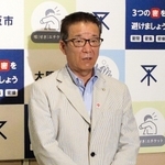 記者団の取材に応じる松井一郎大阪市長＝２０日夕、大阪市役所