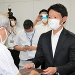 県選挙管理委員会の石堂則本委員長から知事選の当選証書を受け取る斎藤元彦氏（右）＝２０日午後、兵庫県庁