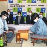 初手を指す藤井聡太王位（右）。左は豊島将之竜王＝２１日午前、神戸・有馬温泉、中の坊瑞苑（撮影・辰巳直之）