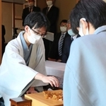 お～いお茶杯第６２期王位戦第３局で対局前に駒を並べる豊島将之竜王。右は藤井聡太王位＝２１日午前８時５３分、神戸市北区有馬町の「中の坊瑞苑」（撮影・辰巳直之）