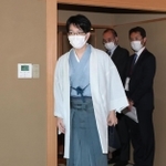 お～いお茶杯第６２期王位戦第３局で対局場に入る豊島将之竜王＝２１日午前８時４６分、神戸市北区有馬町の「中の坊瑞苑」（撮影・辰巳直之）