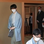 お～いお茶杯第６２期王位戦第３局で対局場に入る藤井聡太王位。手前右は豊島将之竜王＝２１日午前８時５０分、神戸市北区有馬町の「中の坊瑞苑」（撮影・辰巳直之）