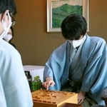 お～いお茶杯第６２期王位戦第３局で対局前に駒を並べる藤井聡太王位。左は豊島将之竜王＝２１日午前８時５４分、神戸市北区有馬町の「中の坊瑞苑」（撮影・辰巳直之）