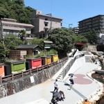 有馬温泉街。奥は旅館「中の坊瑞苑」＝神戸市北区有馬町（撮影・辰巳直之）