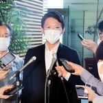菅義偉首相のとの面会を終え、取材に応じる斎藤元彦氏（中央）。左は自民党兵庫県連会長の谷公一衆院議員＝２１日午前、首相官邸