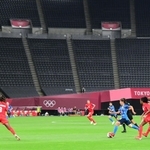 東京五輪の初戦に挑むチームメートを見守るＩＮＡＣ神戸の選手ら＝２１日午後８時３６分、神戸市東灘区向洋町中７