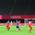 東京五輪の初戦に挑むチームメートを見守るＩＮＡＣ神戸の選手ら＝２１日午後８時３６分、神戸市東灘区向洋町中７