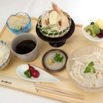 藤井聡太王位が昼食に注文した「冷やしうどん膳」＝２２日午前、神戸市北区有馬町の「中の坊瑞苑」（撮影・辰巳直之）