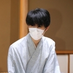 第３局で豊島将之竜王に勝ち、感想戦で対局を振り返る藤井聡太王位＝２２日午後７時、神戸市北区有馬町の「中の坊瑞苑」（撮影・辰巳直之）