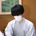 第３局で豊島将之竜王に勝ち、感想戦で対局を振り返る藤井聡太王位＝２２日午後７時２４分、神戸市北区有馬町の「中の坊瑞苑」