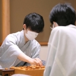 第３局で豊島将之竜王（右）に勝ち、感想戦で対局を振り返る藤井聡太王位＝２２日午後７時４分、神戸市北区有馬町の「中の坊瑞苑」