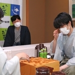 第３局で豊島将之竜王（左）に勝ち、感想戦で対局を振り返る藤井聡太王位＝２２日午後７時３５分、神戸市北区有馬町の「中の坊瑞苑」（撮影・辰巳直之）