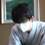 昼食休憩を終え、真剣なまなざしで盤上を見つめる藤井聡太王位＝２２日午後１時２９分、神戸市北区有馬町の「中の坊瑞苑」