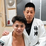 母校の神港学園高を訪れた阿部一二三（手前）と同校柔道部総監督の信川厚さん＝２０１９年１１月、神戸市中央区（信川さん提供）