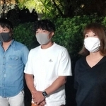 阿部一二三と詩の兄妹による金メダル獲得を受け、取材に応じる（左から）長兄の勇一朗さん、父浩二さん、母愛さん＝２５日夜、東京都文京区（代表撮影）