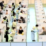 ブースに分かれ、新型コロナウイルスワクチンの接種を受ける高齢者ら＝４月１７日、高砂市米田町島