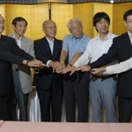 広域連合設立でまとまった関西の知事らと手を重ねる井戸知事（右から４人目）＝２０１０年８月、大阪市北区