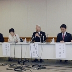 ■３期目　関西広域連合の設立申請を終え、会見に臨む（中央）＝２０１０年１１月、東京都内