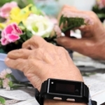 感情の測定に用いる機器。約２６グラムと軽く、腕に巻いても負荷は少ない＝東京都荒川区、介護老人保健施設「ひぐらしの里」